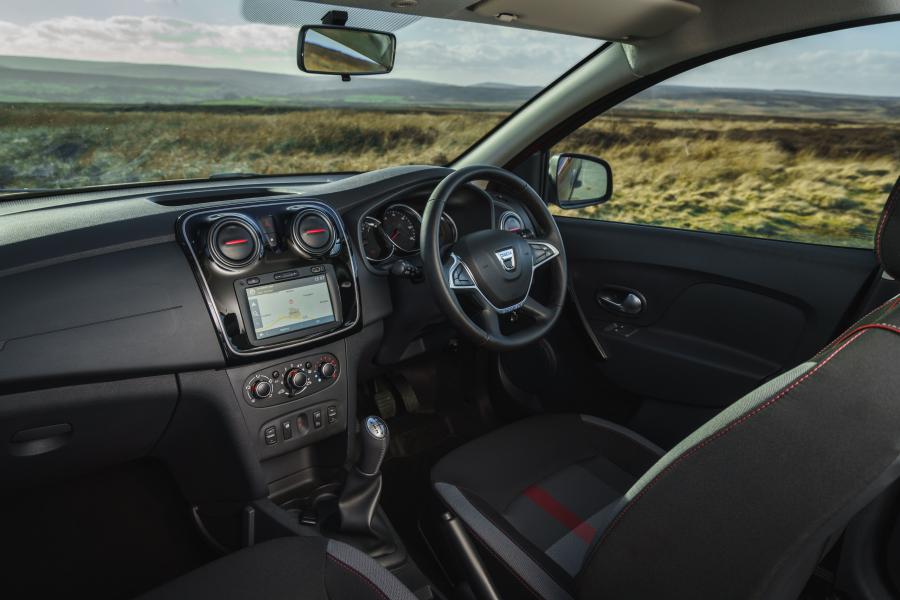 Интерьер Dacia Sandero Stepway Techroad 2019 года  (UK) (фото 13 из 35)